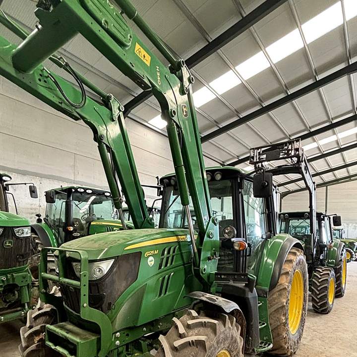 John Deere 6125M