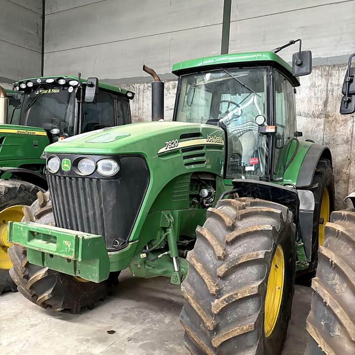 John Deere 7820